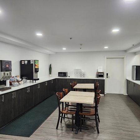 Travelodge Suites By Wyndham Сейнт Джон Екстериор снимка